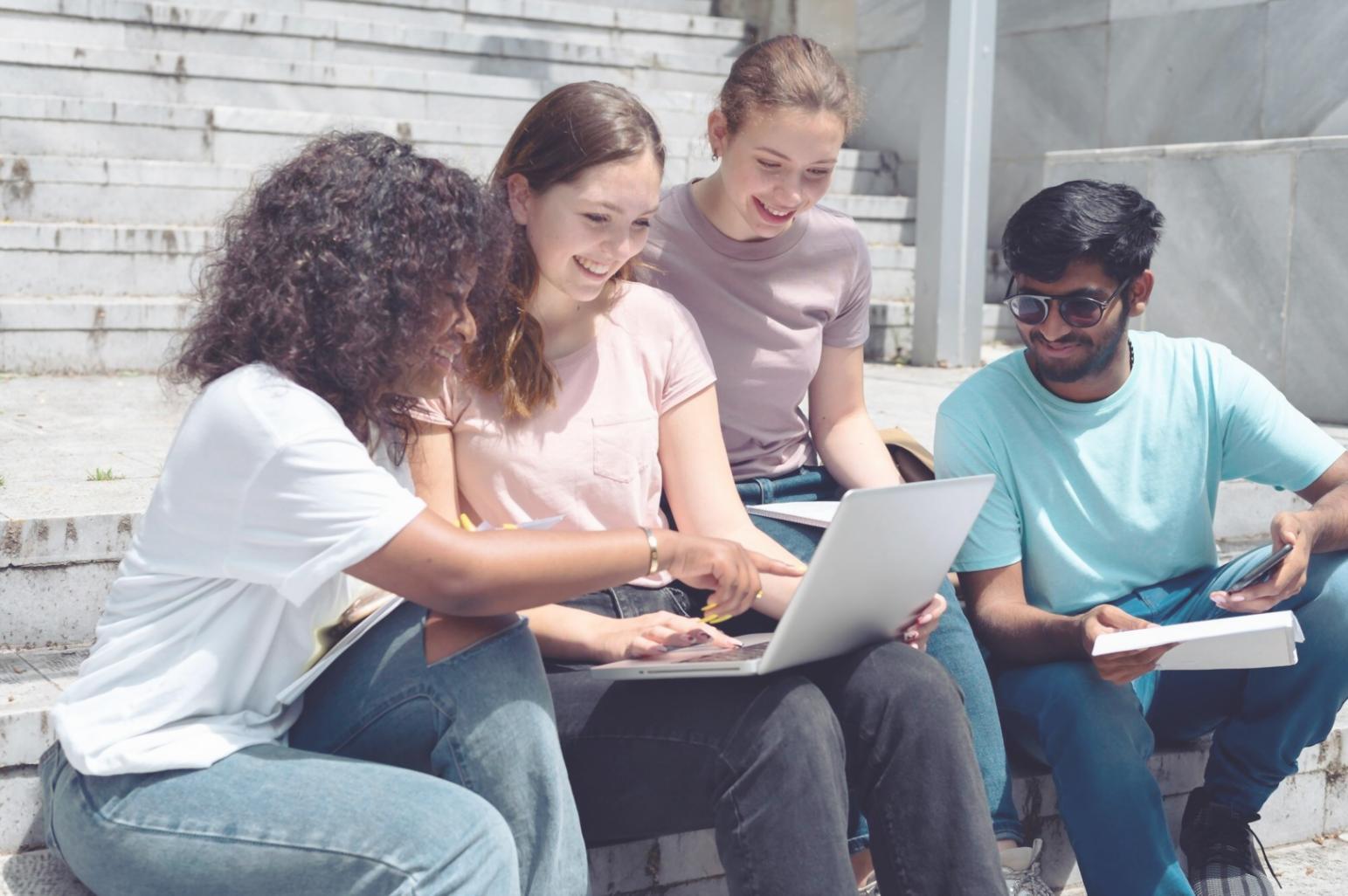 Session de formation avec analyse collaborative de documents financiers